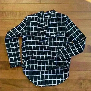 Sis Sis | Black & white stripe pattern long sleeve top blouse size small